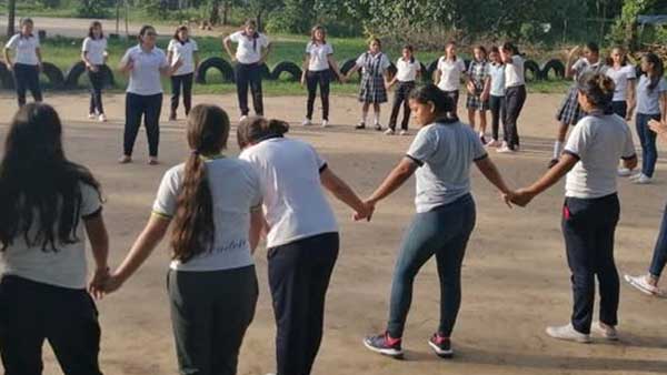 jovenes tomados de las manos en circulo