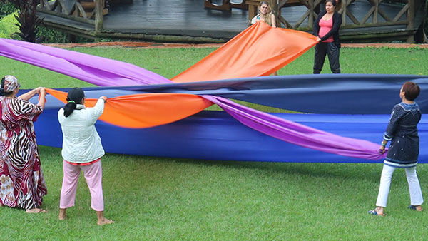 mujeres realizando una actividad con telas